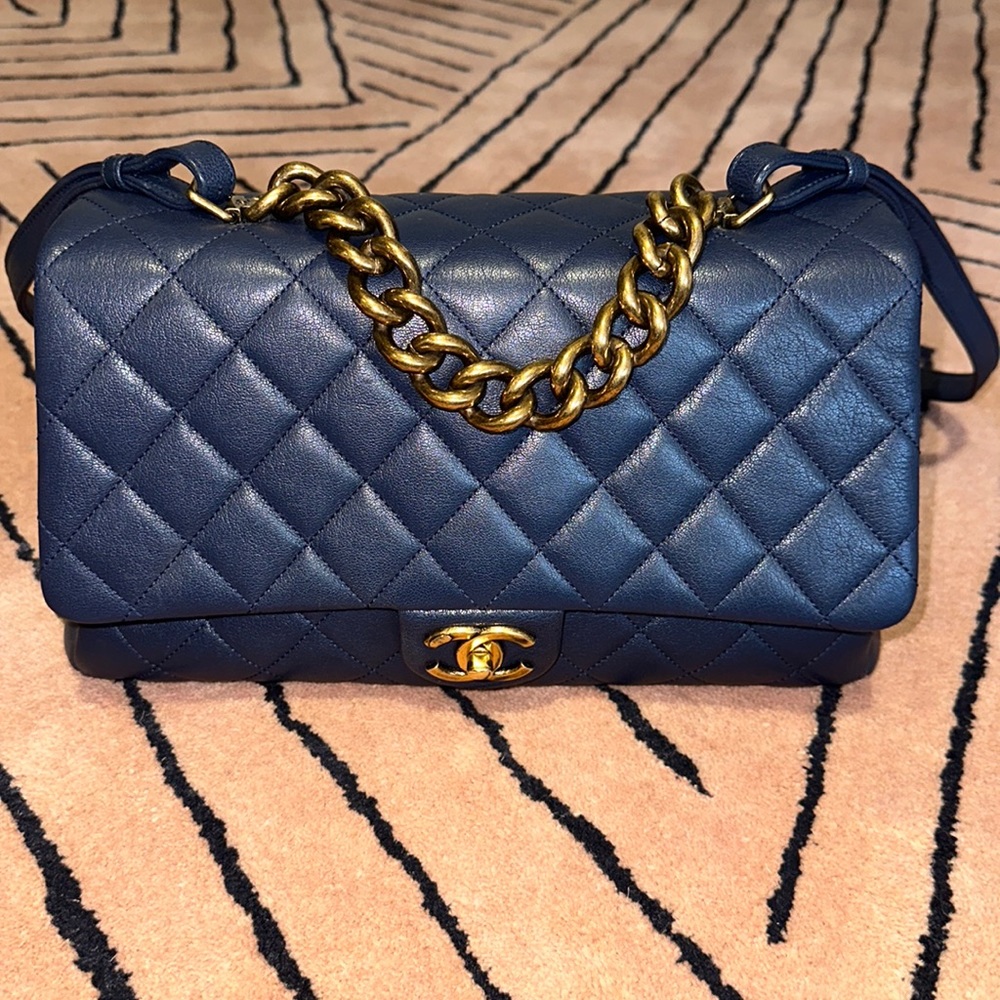 Chanel Trapezio flap bag Navy blue EXCELLENT CONDITION. Larger version. 12x7x5